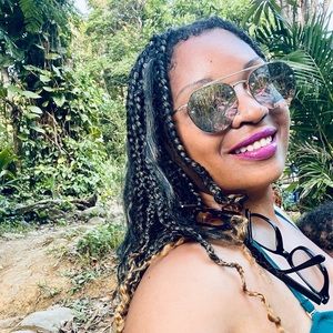 Meet your Posher, Synthia